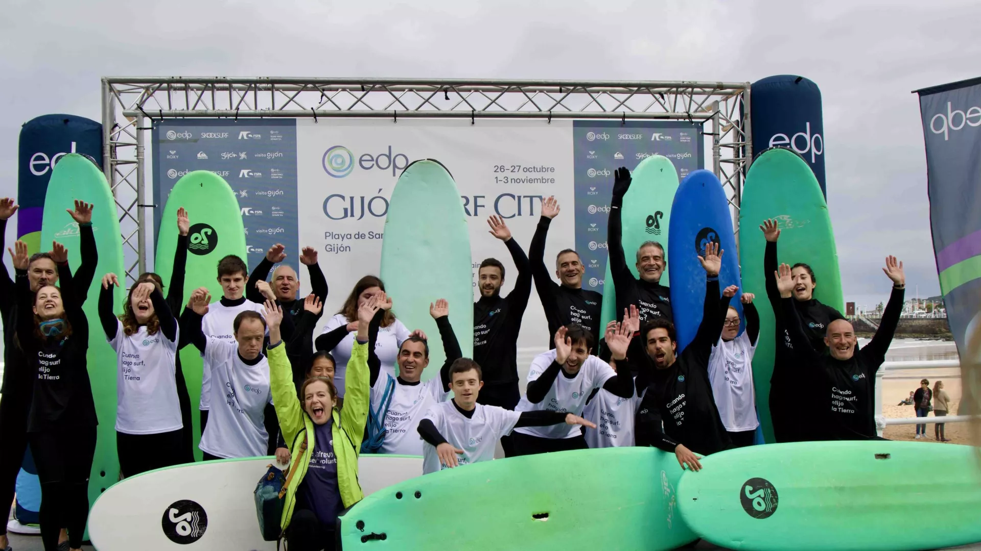 Participantes%2Cmonitores%20y%20voluntarios%20en%20la%20EDP%20Surf%20Open%20Session_0.JPG Participantes%2Cmonitores%20y%20voluntarios%20en%20la%20EDP%20Surf%20Open%20Session_0.JPG