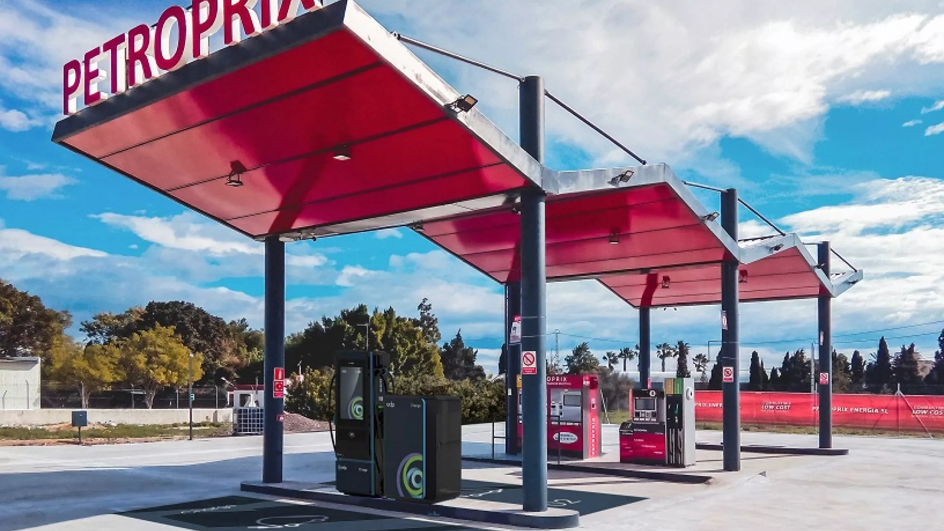 Punto%20de%20recarga%20de%20EDP%20en%20una%20gasolinera%20de%20Petroprix%20ddd_0.jpg Punto%20de%20recarga%20de%20EDP%20en%20una%20gasolinera%20de%20Petroprix%20ddd_0.jpg