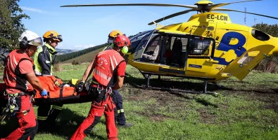 Momento%20en%20el%20que%20los%20bomberos%20se%20disponen%20a%20introducir%20a%20la%20persona%20indispuesta%20en%20el%20helic%C3%B3ptero_0.jpg